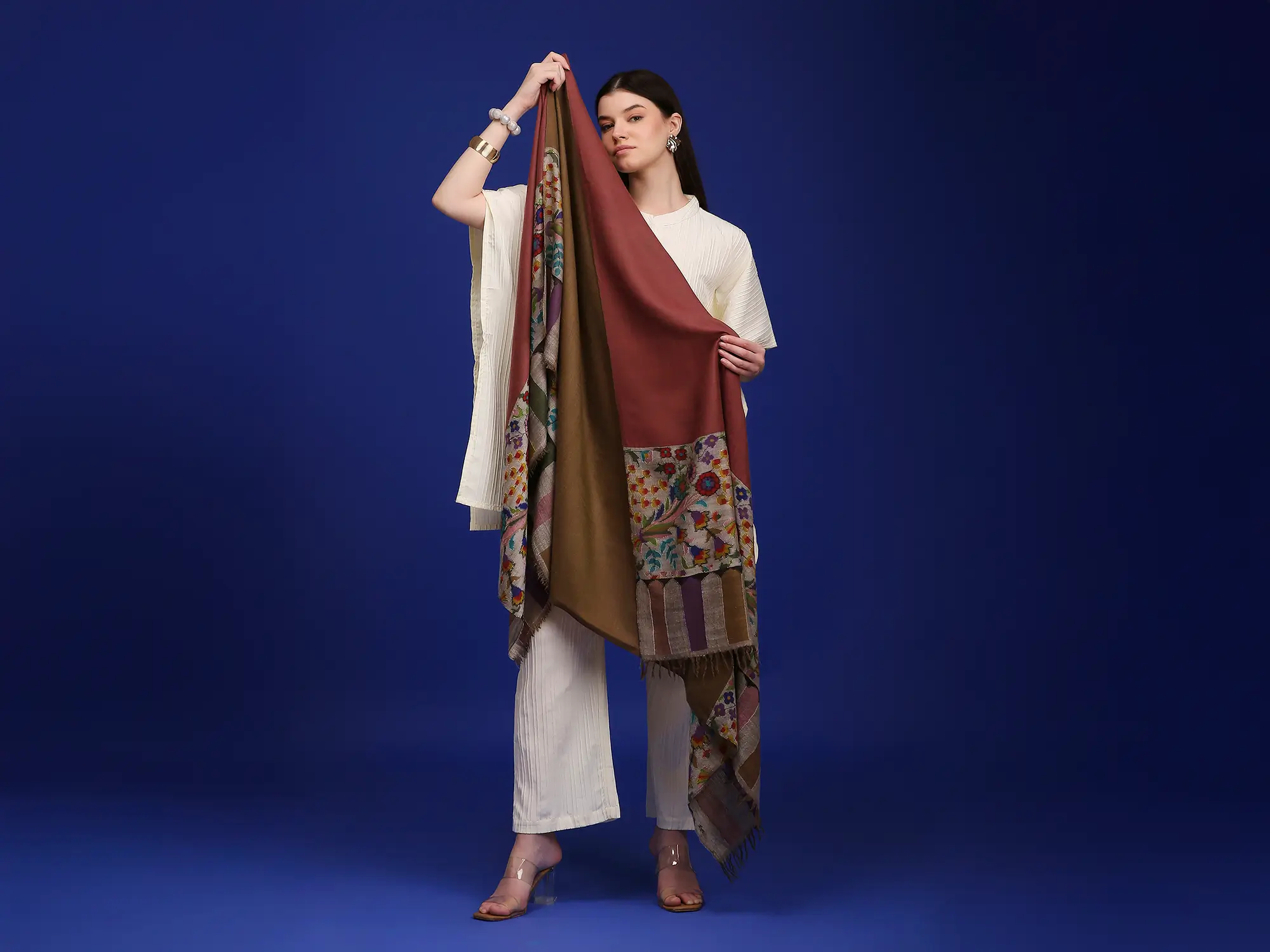 Ishvya Model8987_hor